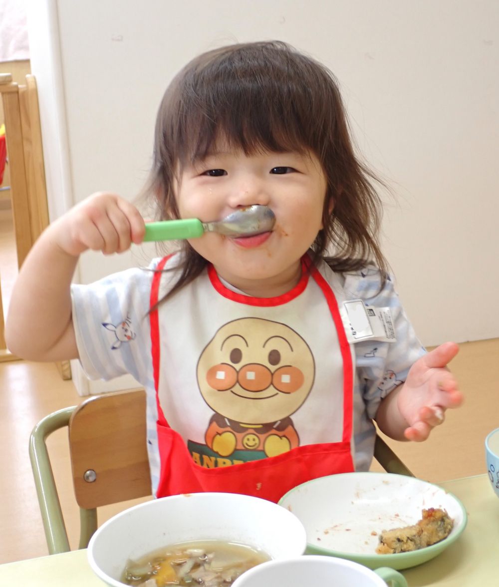 今日の給食は秋の魚のサンマでした！
保育園では骨なしのサンマを使っており、
フライにして食べましたよ♪

お皿を配ると「おさかな♪」と言いながら
ニコニコ笑顔で食べてくれました♡

