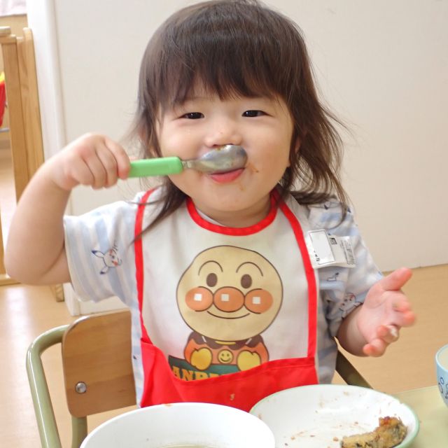 ＊　給食時間の様子　（すいみい保育園）　＊