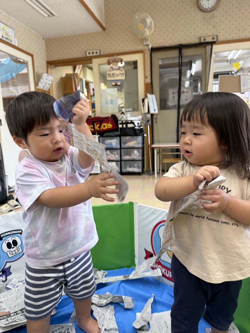 雨の日に部屋の中で
新聞遊びをしました！

ビリビリーと新聞紙をやぶるＮちゃんとＲくん。
「みてーヘビさん！」
やぶれないように慎重にヘビを完成させていました🐍

