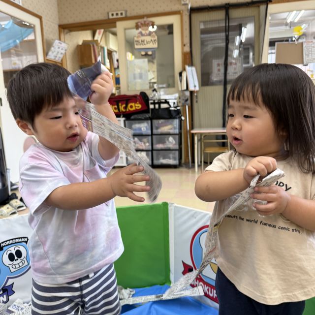 新聞遊び　　～１歳児　　ヒヨコ組～