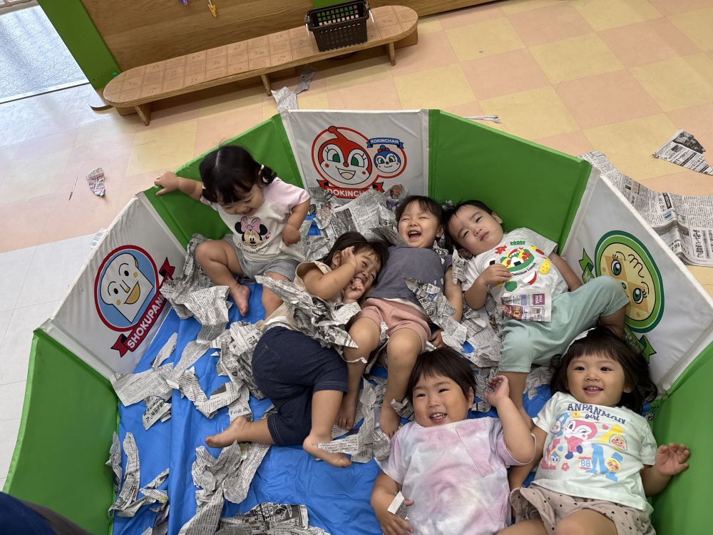 新聞紙が空から降ってきた！！

うわあ！！！と大興奮のヒヨコ組さんです🎶