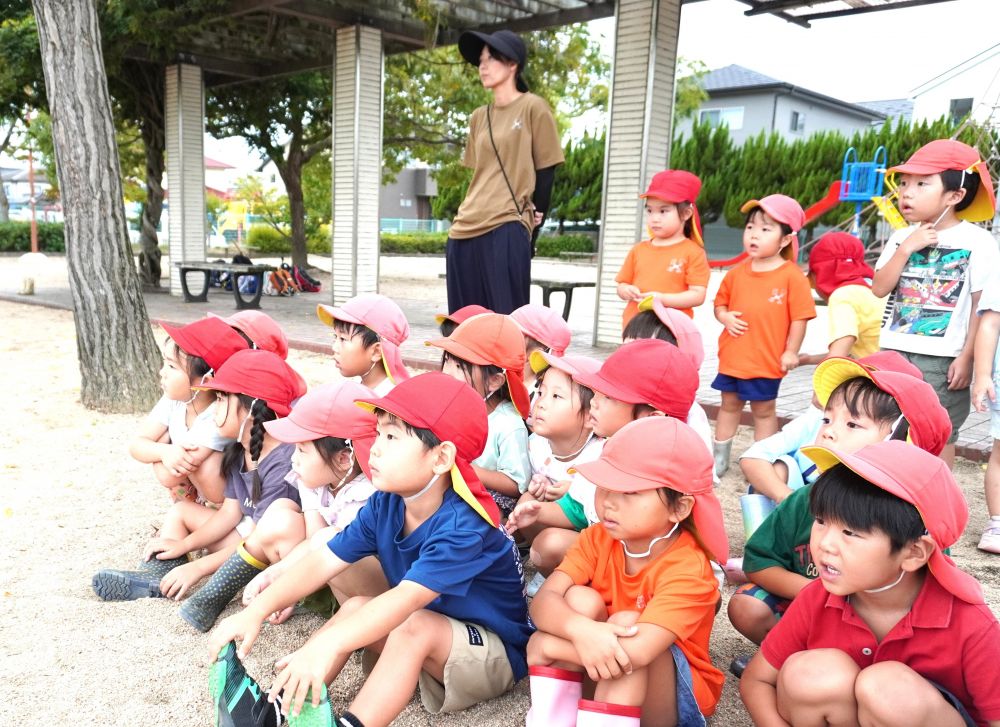 ゾウ組さんになって初めてのかけっこ！！
今までは直線コースでしたが
ゾウ組さんになると「カーブコース」に進化！


まずはゾウ組さんにとって憧れの存在である
キリン組さんがお手本を見せてくれることに☆☆
一生懸命走るキリン組さんを見て
ゾウ組さんも真剣な眼差しとこの表情です