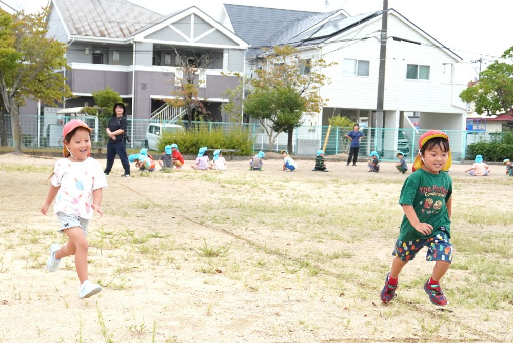 そしてついにゾウ組さんも走ってみることに！

まずは線の外を通ることや
ゴールまで楽しみながら走ることを目標に・・・
ワクワクドキドキしながら
「よーいどん！」

キリン組さんがそばで応援してくれ
よりパワーとスピードアップ！！


