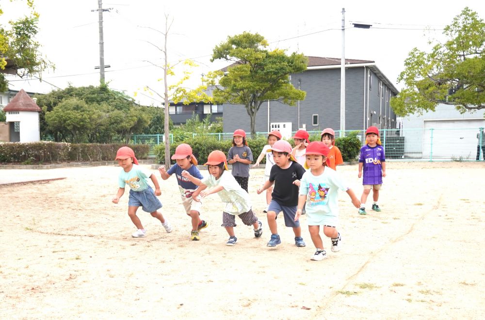 少しずつカーブコースに慣れていき
コースや走り方を覚えていくゾウ組さん


立ち位置や手足の引き方、名前を呼ばれて時の返事など
かけっこのルールをみんなで確認しいざチャレンジ！

「いちについて・・・」
「よーい、どん！！」
合図をよく聞きタイミングを合わせスタート！