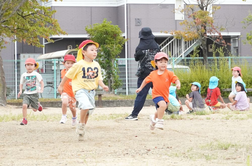 前より速く走りたい！
１番になりたい！

向上心や競争心が少しずつ芽生え
全力疾走するゾウ組さん☆