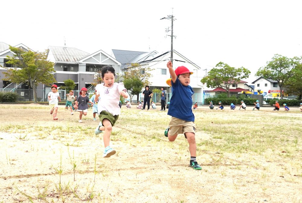 一生懸命走ったからこその１番！
ゴールした瞬間、嬉しさのあまりガッツポーズ！


走る回数を重ねる度にゴールまで走りきる姿が
たくさん増えていくゾウ組さんです☆☆

