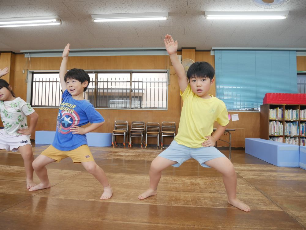 ソーラン節やる？？と目を輝かせるみんな
憧れのソーラン節に挑戦中のキリン組さん

かっこよくソーラン節を踊りたい！！
と言っていたみんな
手はどうやったらかっこいいかな？
「伸ばす！！！！」
足はどうする？？
「しゃがむ！！！」
