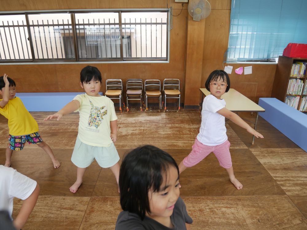 「足が痛い～😖」
普段する踊りとは違って
慣れない動きに苦戦中…
うまくバランスがとれなかったり
手と足どっちも意識するのが難しかったり
ですが、毎日元気に踊っています♪