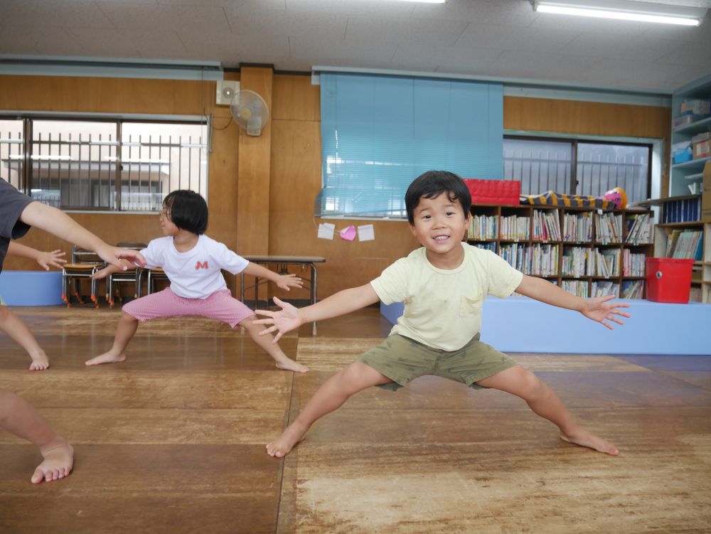 「見て！！俺こんなにできるよ」
「家でお姉ちゃんと対決する😊」
お兄ちゃんやお姉ちゃんの時のを見て
教えてもらったという子が多いキリン組さん
運動会を楽しみに毎日頑張っています💪