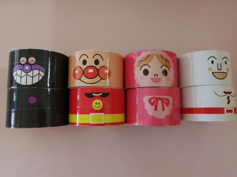 0歳児
「アンパンマンコロコロ」

アンパンマンが大好きなウサギ組さん。
上に重ねたり、コロコロ転がしたり・・・
腕にはめてみたり、色々な遊び方があるね。
一緒に楽しんでみてね。
