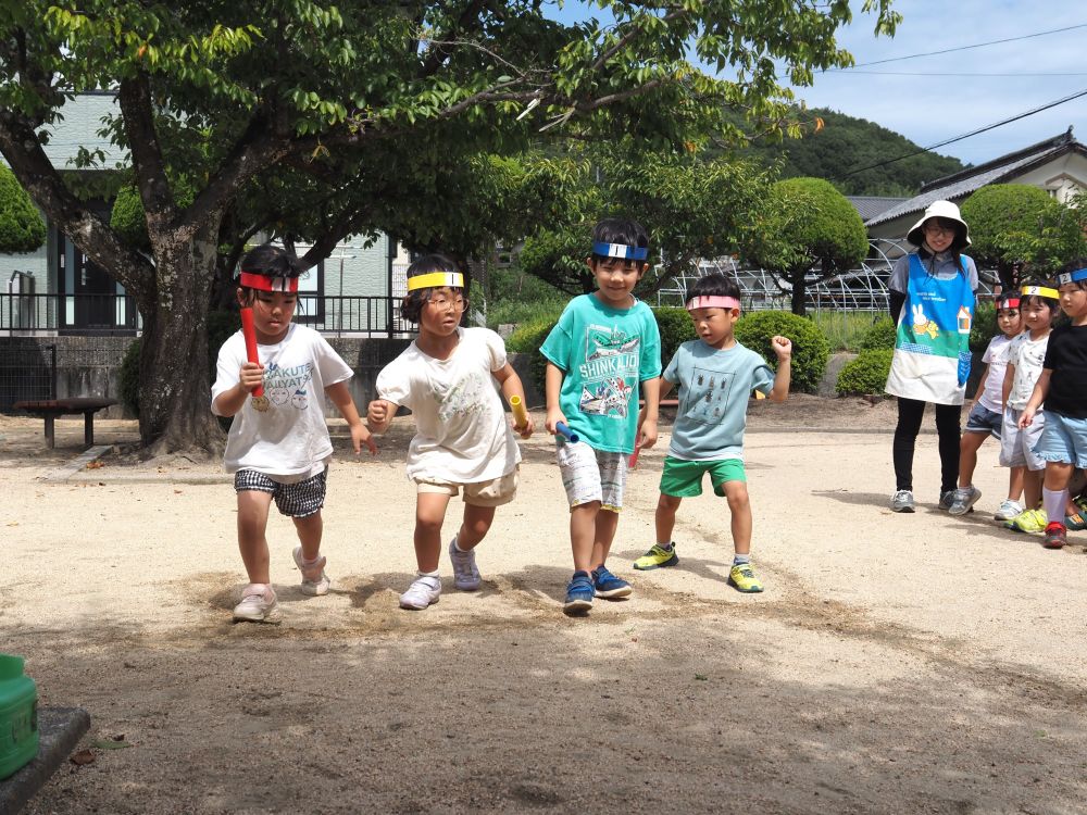 本格的にリレーも始まりました
やるからには勝ちたい！！！！
応援にも力が入ります♪

よーいドン！！の合図に思い切り
走り出すみんな
バトンをゴールに繋ぎます！！！！