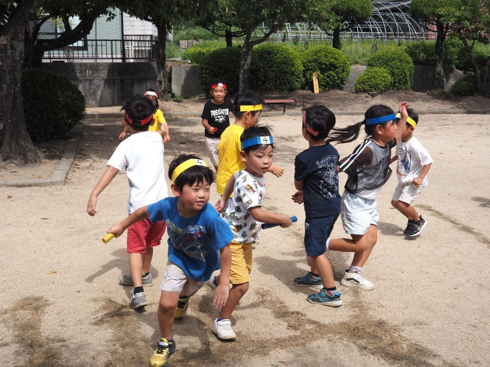 バトンの渡し方や受け取り方
もらったらすぐ走り出す！！など
自分たちで声を掛け合っています♡

最初は誰に渡せばいいかわからず
バトンが繋がらなかったり…
反対に走ってしまったり…
回数を重ねるごとに上手になっています♡