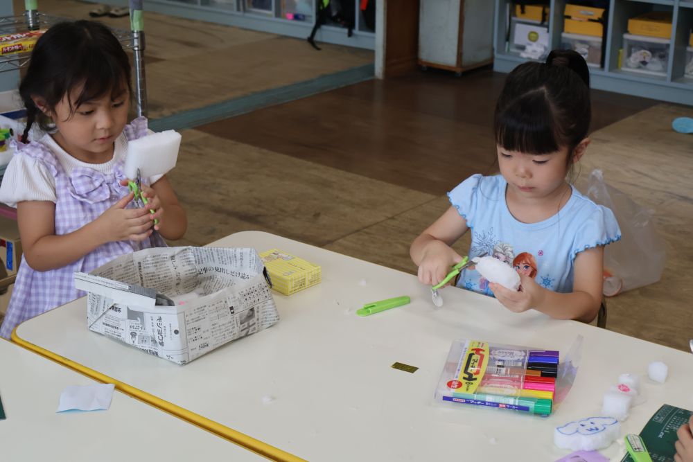 
コマ入れに使ってあった
発砲スチロールを見つけた女の子たち！

「これ気持ちいい～💗」
ともみもみ♡

これ使ってスクイーズが作れるんじゃない？
と始まったスクイーズ作り✂️

どんなスクイーズが出来上がるのでしょうか😊
