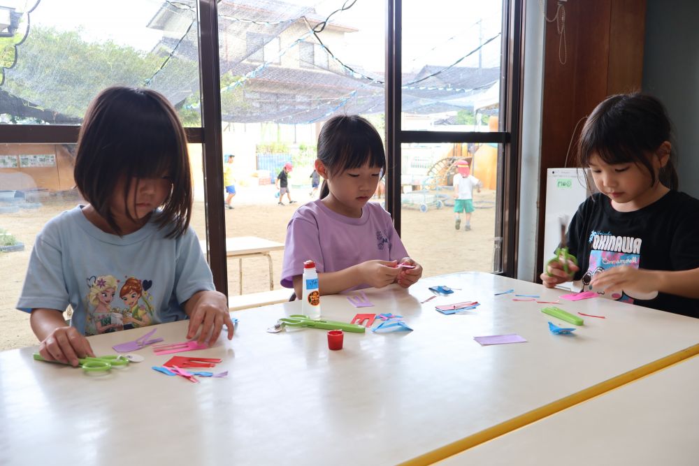 
こちらの女の子たちは
なんと折り紙でヘアピン作り！

ハサミで切り込みを入れ
のりでくっつける✨

