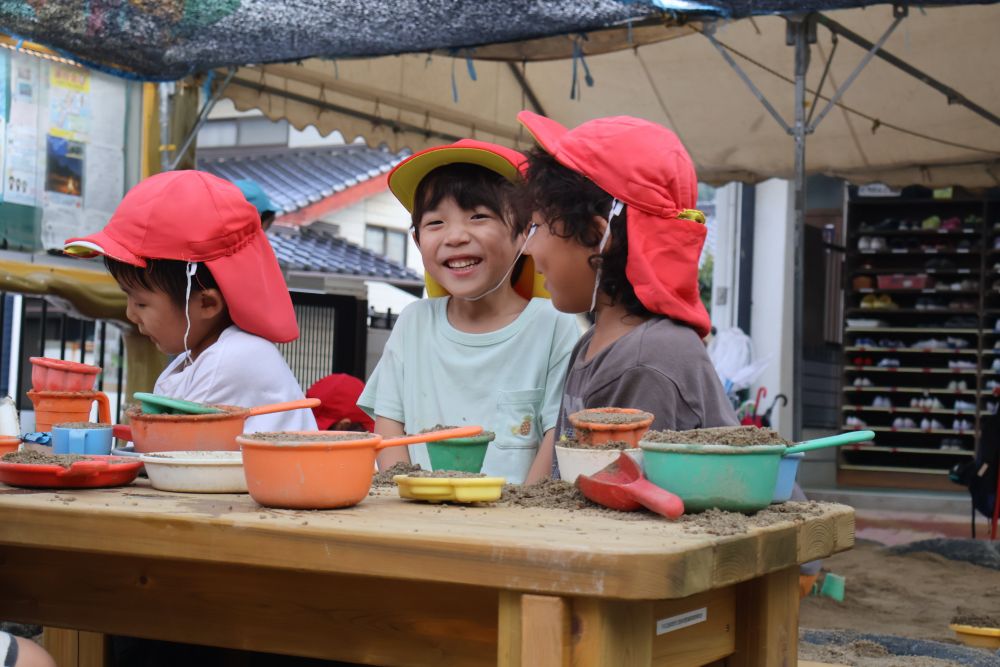新しいもの心がワクワク踊るのは
大人も子どもも一緒♡


園庭に新しい机とイスが登場！
「あれ！新しい机がある👀！」
とすぐに気付く子どもたち✨

机いっぱいに料理が並び始めます🍽️

「魚カレーのできあがり🍛」
「ドーナツカレーもできた🍛」
「ケーキカレーもあるよ🍛」

なんとも斬新なカレーの出来上がり♡（笑）
どうやらカレー屋さんがオープンしたようです！

