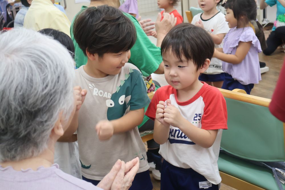 園のすぐ近くにある
ふれ愛デイサービスセンターの敬老会に
参加させてもらったゾウ組さん


まずはゾウ組さんの元気な歌声をお届け♪

次に「げんこつやまのたぬきさん」で
じゃんけんを楽しみ
歌に合わせてかたたたきのプレゼント！

ちょっぴりドキドキの様子でしたが
おじいちゃん、おばあちゃんとのふれあい遊びを
楽しみました♡


