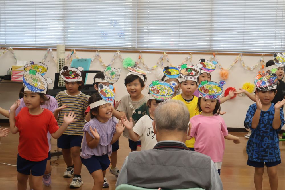 続いては「ラーメン体操」を披露🍜

ノリノリで踊る子どもたちに
「かわいいな～💗」
と、とても喜んでくださいました😊


踊り終わったあとは
一人一人作ったオリジナルラーメンは
おじいちゃん、おばあちゃんにプレゼント！


