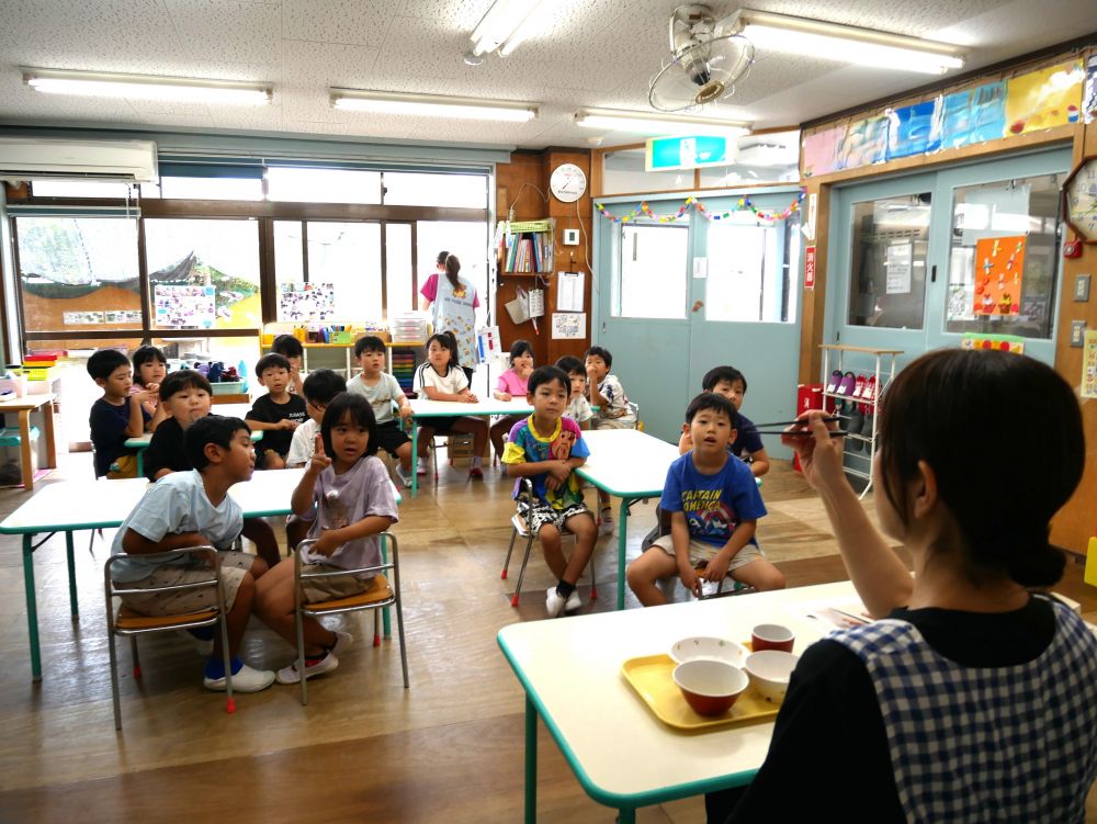 今日は食育の日🍙
今の箸よりももう少し長い箸を
使うことになるキリン組さん
改めて箸の使い方やマナーを教えてもらいました

まずはマナーの確認✨
突き箸や立て箸ってどうだったかな？
叩き箸や弾き箸ってなんでしてはいけないのかな？
一つ一つ確認しながら思い出すと
ついやってしまってた～…
どうしてダメなのかを知ることで
給食中も意識していました😊