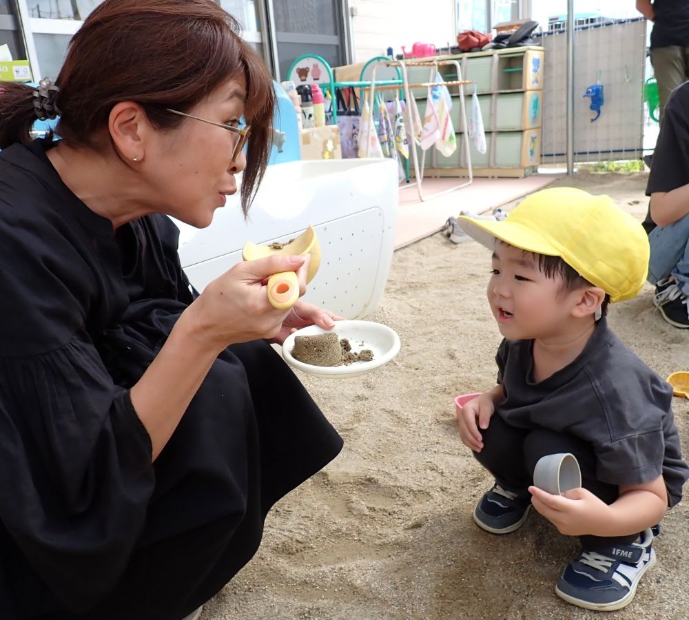 おばあちゃんに
「プリン、どうぞ🍮」

お家の人と一緒に遊べて楽しかったね♪
また、『いつでも誰でも』来てくださいね💕