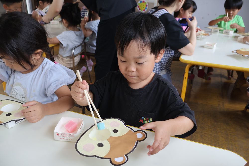 箸あそび☆
実際に箸をつかってみよう！
スポンジを箸でつかんで、リスさんのお口へ運ぶ。

集中して・・・
「つかめた！」