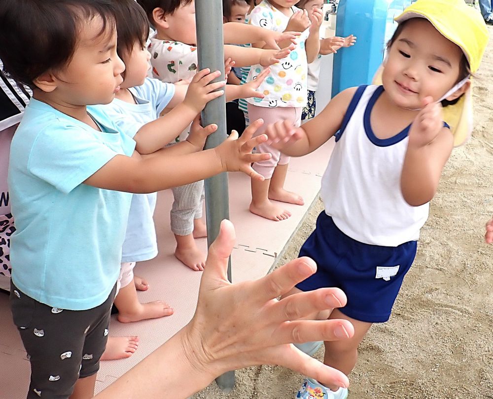 応援してくれているヒヨコ組さんと
　タッチ👏