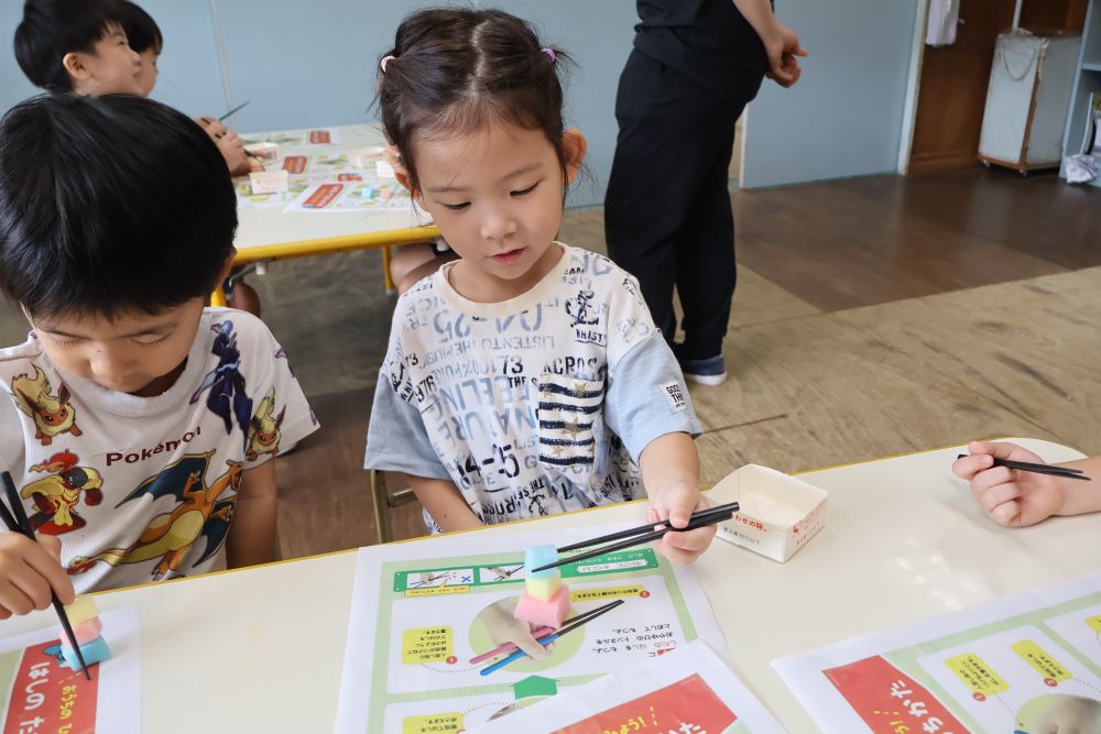 次はスポンジをつまんでみる🥢

「はさめたー♡」
持ち方が上手になり
“できた”と嬉しそうなゾウ組さん

