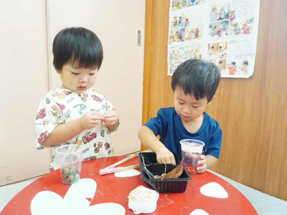 散歩で拾ってきたどんぐりを使って
ジュースを作ったり見立てたりしながら
ごっこ遊びを楽しんでいます♡



「ジュースいりますか？」
「どんぐりジュースでーす」
「いちご（赤い実）ジュースもありますよー」
コップにどんぐりや木の実を入れてジュース作り！
