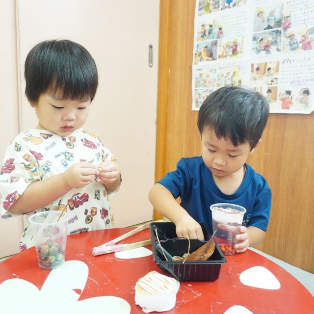 ＊　2歳児　どんぐりで①　＊
