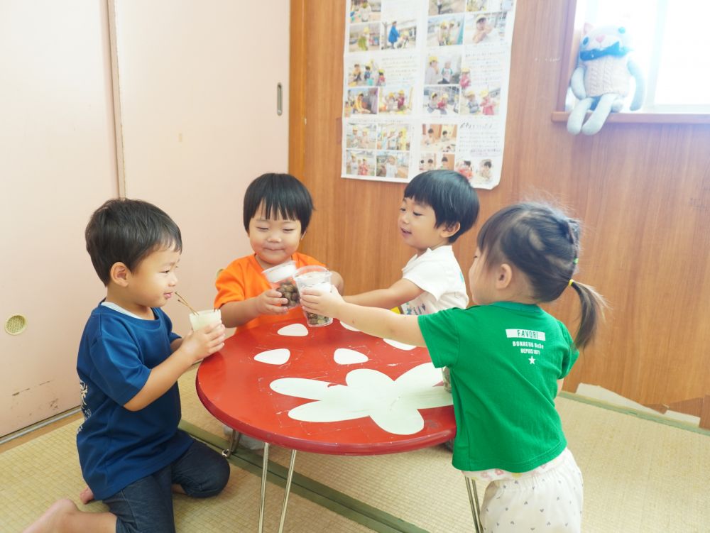 「おうちでみんなで飲もう！」
「ジュース買ってきたんだ～」
「かんぱいしよ！」
「かんぱーい♡」
「おいしいねー！」
ごっこ遊びを通してやりとりが膨らんでいます♡