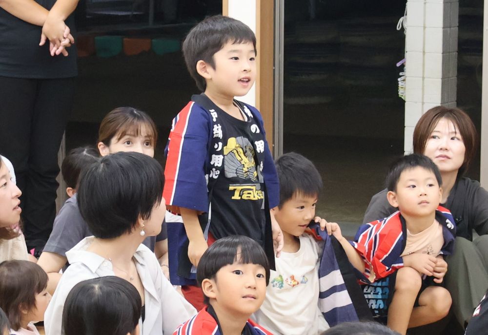 防火についてのDVDを鑑賞したり・・・
消防士さんから防火についての講話を聞いたりしました
その後は子どもたちからの純粋な質問にも
一つ一つ丁寧に答えてくださいました♡