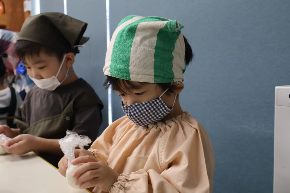 次に平らに潰して
あんこを入れて丸めます

お団子作りが大好きなゾウ組さんにとって
丸めるのはお手の物♡

あっという間にキレイなまん丸が
出来上がりました
