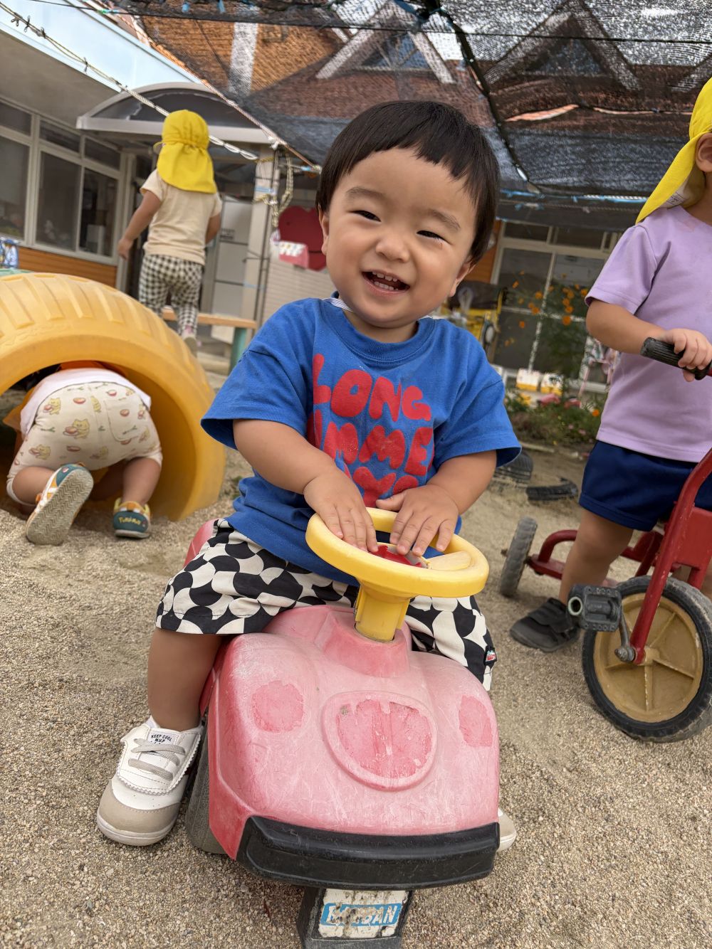 足をあげて上手に車にのれたよ！
車にのってニコニコのSくん。

これからもいっぱいお外で楽しもうね☺️