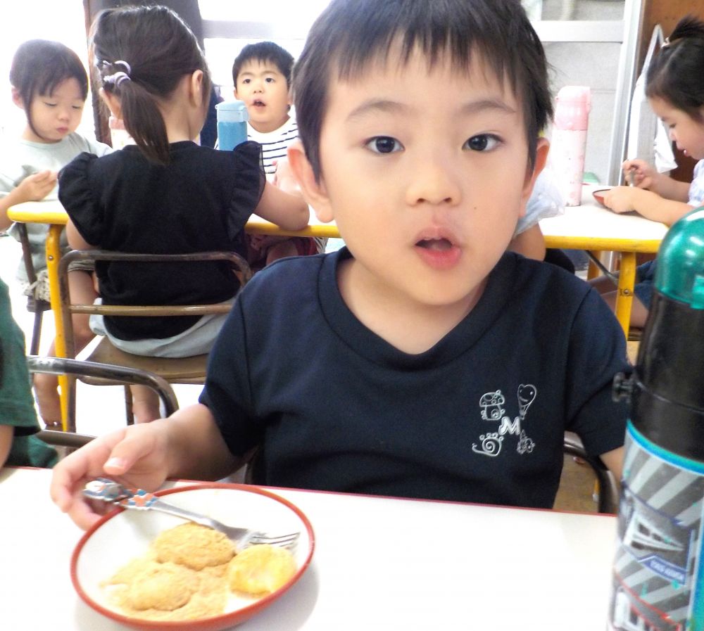 3時のおやつは【お月見団子】
お団子の丸い形には満月のようにまるく、家族みんなが元気に過ごせますようにという願いが込められています。

今日はクッキングだったリス組さん。
自分で作ったお月見団子の美味しさにびっくり（笑）
「せんせーめっちゃおいし～」
「おかわりがいるーーー」
お月見団子もあっという間に完食しました♡

ご家庭でも今日は秋に収穫できる野菜やお米などに感謝しながらお月見を楽しみましょう♪
今夜はお月様が見られるといいですね…♡