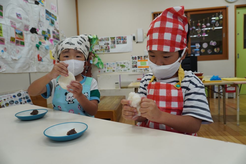 じゃがバター以来のクッキング！
とても楽しみにしていたゾウ組さん！

絵本『おばあちゃんのおはぎ』を思い出しながら
「おはぎ何個つくるんかな～♪」
「ころころまるめるんだったよね～？」
想像を膨らませていました♡