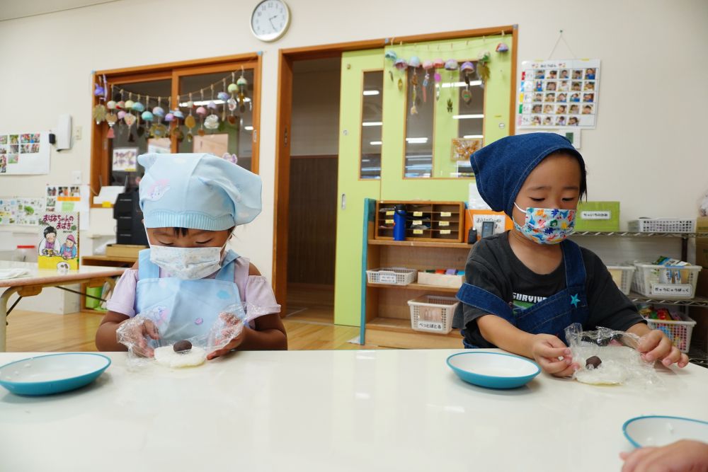 友達と作る楽しさや難しさを話したり・・・

もち米をつぶし、その中にあんこを入れる時は
集中して具材がラップから出ないようにしたり・・・

完成を楽しみに試行錯誤しながら作っていました♡