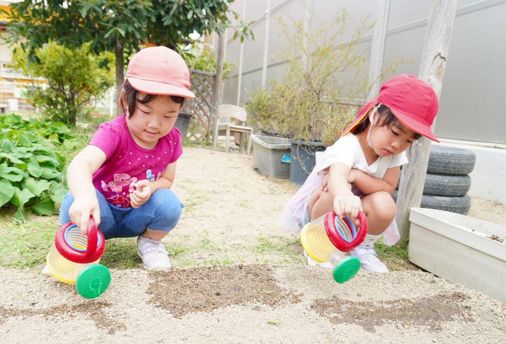 そして最後に水やり！
植物が育つにはお水が必要だと
今までの経験で知っていたゾウ組さん！

自分で種を植えた場所にじょうろで
「おおきくな～れ！」と
丁寧に水やりをしました♪
これからの大根の生長を楽しみにしながら
お世話をしていこうね♡♡
