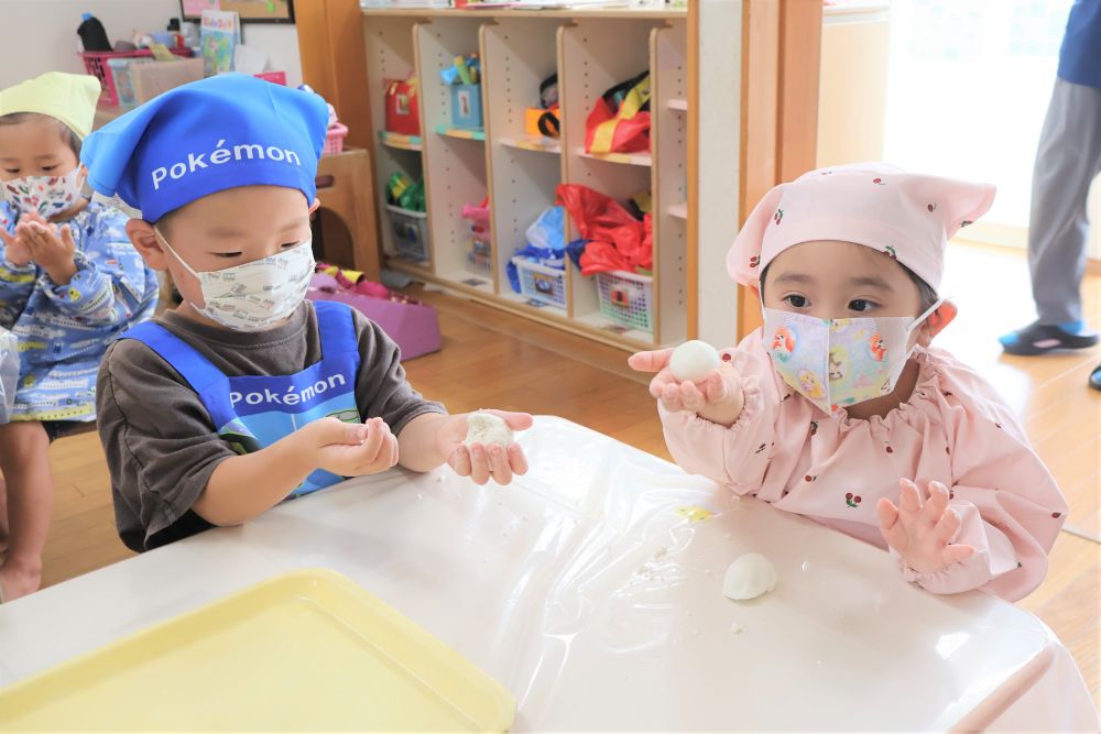 だんごの形に丸めてみる♪
　「みてー！まんまる～」
　「ちっちゃくなっちゃった～」
普段から泥団子作りを楽しんでいることもあって
あっという間にお団子の形に！