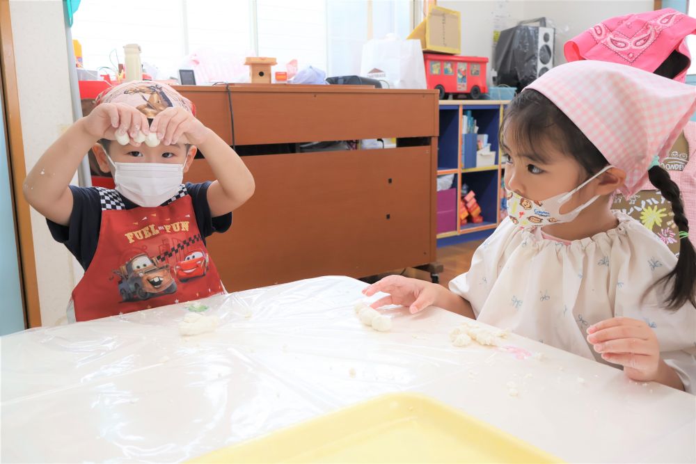 　「みて！3個できたよ～」
　「Rちゃんは4個！」
感触を楽しみながら
1つのタネからどんどんだんごを作って・・・♡
