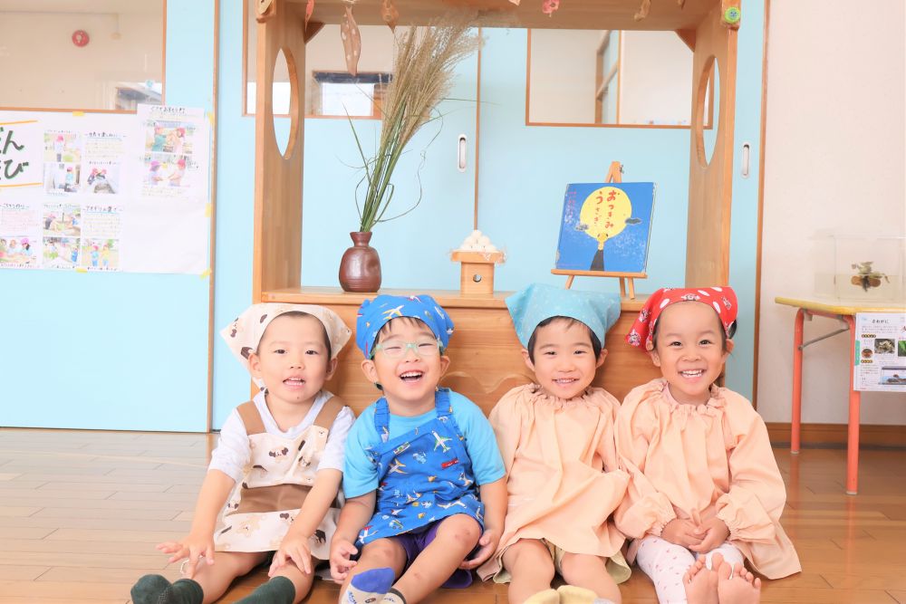ススキとお団子を並べて
中秋の名月の記念撮影☆
エプロン姿を友達に見せ合いながら
初めてのクッキングを満喫♪