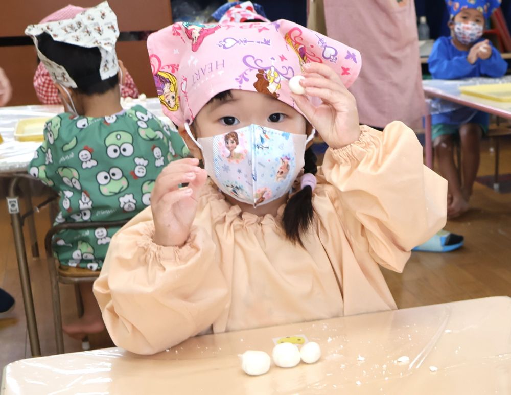 １人分の生地が出来たら、今度はそれを４つに丸めていきます。
「4つのお団子にわけれるかな～？」と言うと、
「できるよ！」と、頼もしいお返事。
生地を半分にして、またそれを半分にして4つに分けますが・・・そのまま勢いにのって6つになり、8つになり、とどんどん増えていく子もいましたが、それもまた楽しい♡
4つに分けたら、リス組さんお得意のコロコロ丸める作業。
泥だんご作りで培った技が光ります☆

ここまでできたら、あとは給食室で加熱するだけ♪