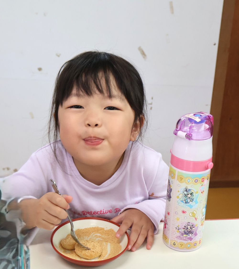 まだかな
まだかな・・・
待ちきれないリス組さん

給食室から
「できたよー」
届いた瞬間「やったー」大喜び✨

「めっちゃ美味しー」
「もちもちしとるー」

あっという間に完食しました。
やっぱり自分で作るおやつは格別ですね♡
ごちそうさまでした☆