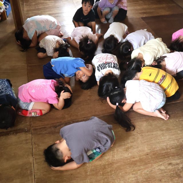 防災訓練（地震）～非常食を食べる～　＊３歳児＊