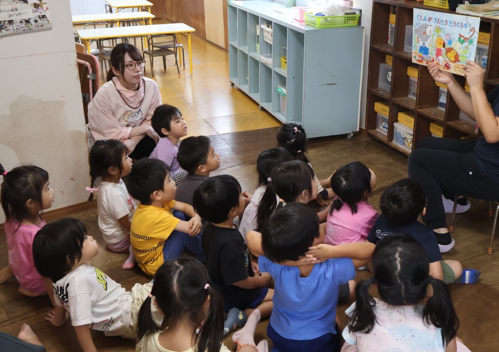 安全が確認出来たら、
紙芝居で避難の方法をおさらい。
「地震の時は大事な頭を守ろうね。そして、一番大切な約束。話をしっかり聞くこと」
災害によって避難の仕方が変わってきます。
話をしっかり聞くことは命を守る為に大切な事ですね。



