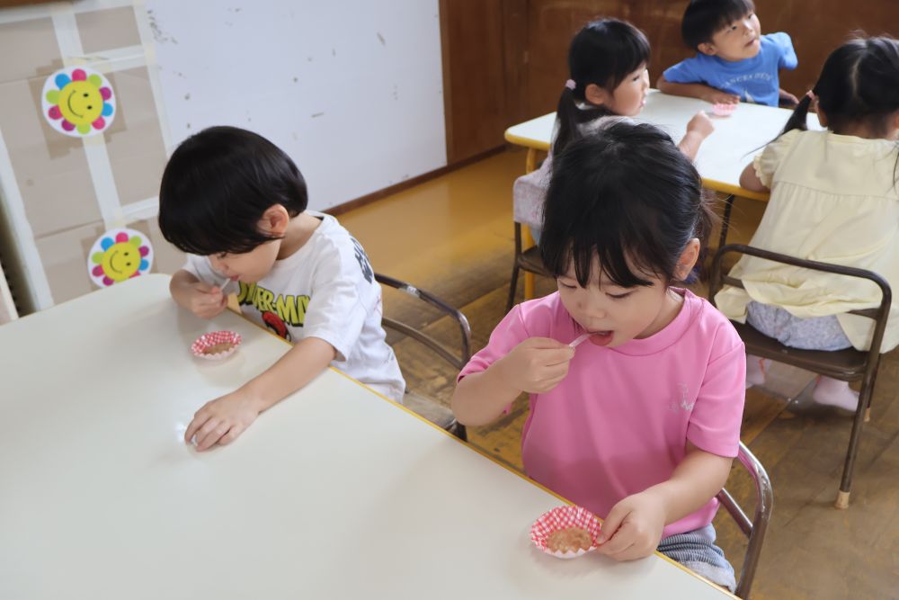 そして、今日はもう一つ。
非常食の試食をしました。
災害が起きると電気や水、ガスが使えなくなくて
ご飯を作ることが出来なくなるかもしれない話。
そんな時の為に電気やガスがなくても
食べられる「非常食」の話をしました。
今日食べた「とりがゆ」は
味もしっかり付いていて
子どもたちにも「おいしい」と食べやすかったようです。


いつ、どこで災害は起きるかわかりません。
もしもの時に慌てなくてもいいように、
できることから備えていきたいですね。
