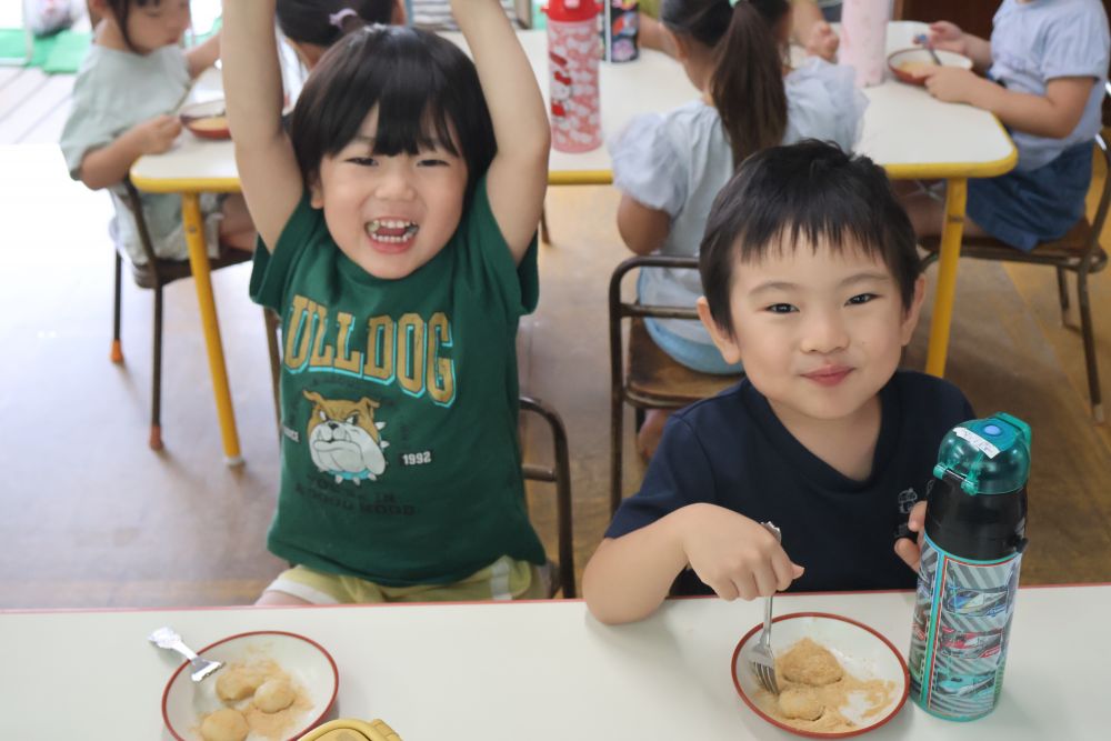 完成したお団子はおやつで食べました！
「おいしい」「じぶんでつくったおだんご！」
と喜ぶリスぐみさん。
自分たちで作ると特別✨
またみんなでクッキングしようね！
