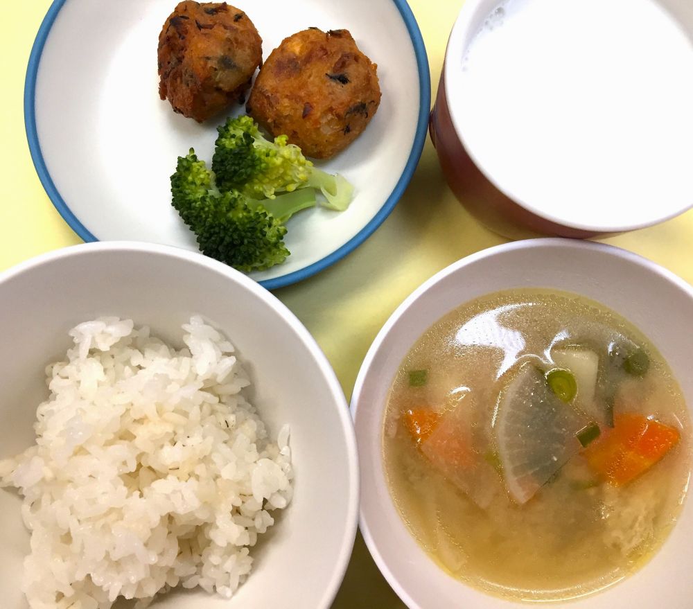 麦ご飯

ツナと豆腐のまりあげ

ゆでブロッコリー

豚汁

牛乳