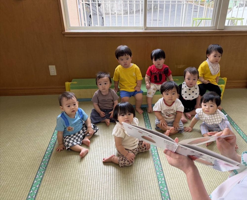 0歳児
　　『だるまさんが・・・』

♪『だるまさんが・・』のリズムに合わせて
身体を左右に揺らして『ぷしゅーっ』と縮んだり
『びろ～ん』と伸びたり・・・
とってもユニークな表情になる
大人気のおもしろい絵本です。