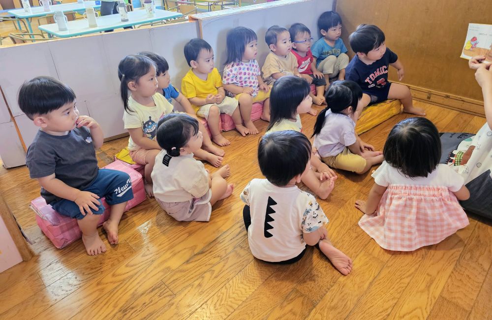 1歳児
　　『ありがとまと』

みんなのピンチにおたすけヒーローの
トマトマンガ助けてくれるお話です。
助けてもらったらみんなで
「ありがとまと」
とお決まりのセリフを言います🍅