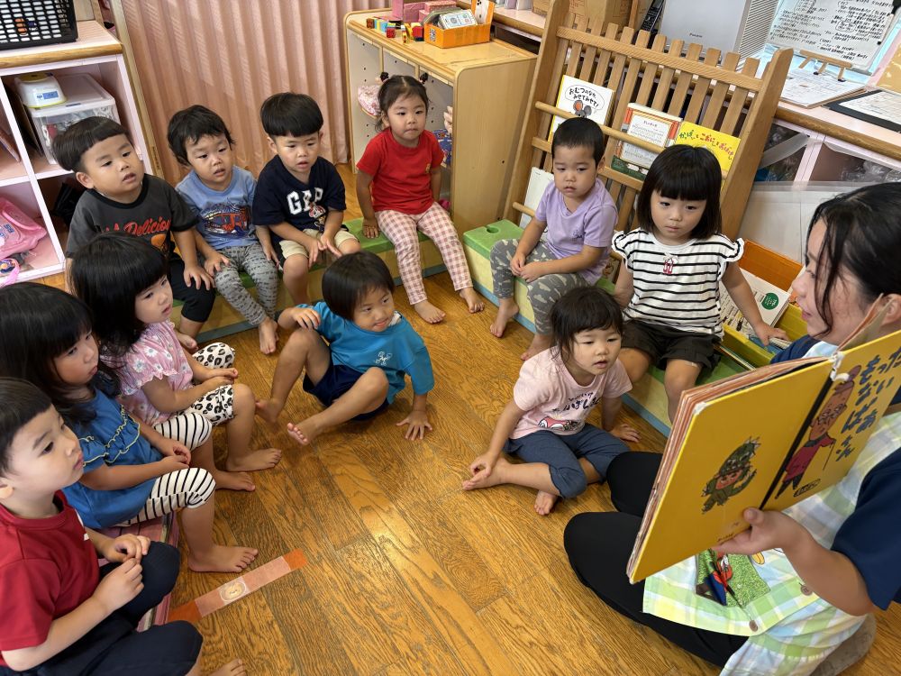 ２歳児
　　『もったいないばあさん』

『もったいない』という言葉を通して
物を大切にする気持ちを楽しく知ることができる絵本です☺
身近な生活と結びつけながら
２歳児でも楽しめる内容です。