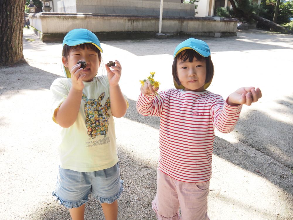 「見て♡」
二人の手には帽子付きのどんぐりが♪
どんぐり使ってどんな遊びに広がるかな？？
製作が好きだから何かを作ってみるのもいいね♡
